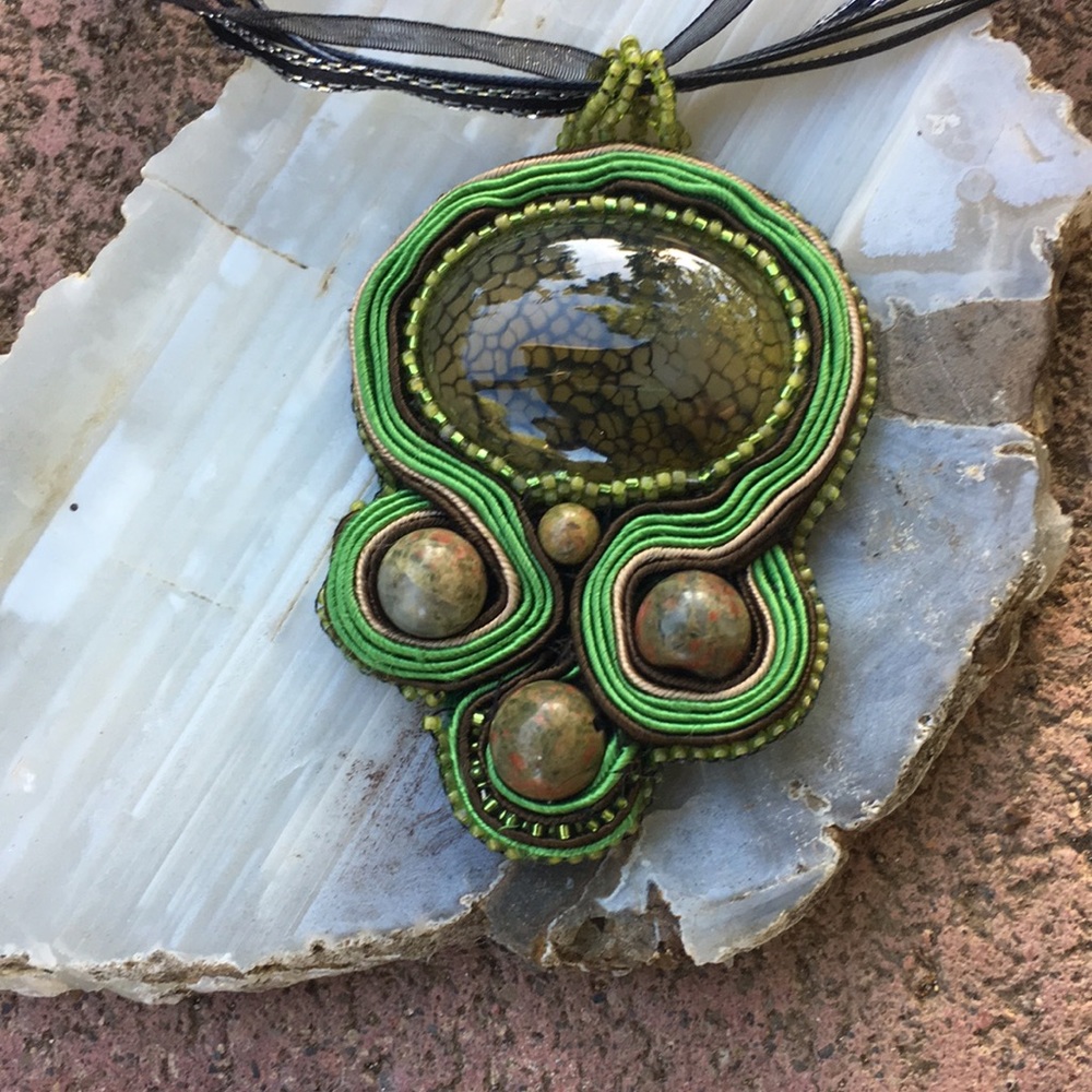 Dragonskin jasper green soutache pendant handmade - Picture 2 of 5